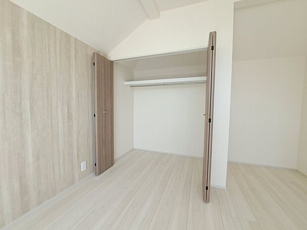 各お部屋に収納が設置されています。