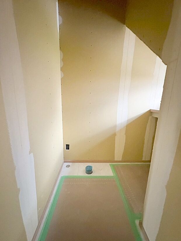 階段下を有効活用したトイレスペース。 便座はもちろんウォシュレット。  