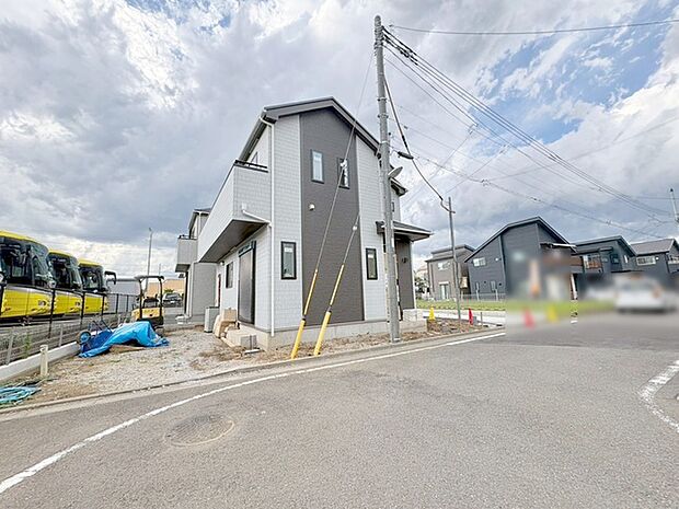 安心して暮らすことのできる住宅街。　住宅地の道路は一般に交通量が少なく車などの騒音が少ないため、住民にとって静かな生活環境が提供されます。 