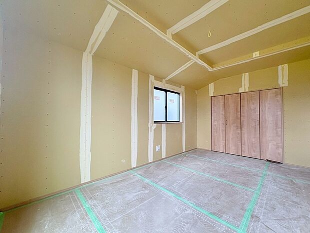 スタイリッシュなデザインと快適な居住性を兼ね備えた洋室。広々とした空間は、自分らしいインテリアを楽しむことができるほか、リラックスした時間を過ごすことができそうです。 