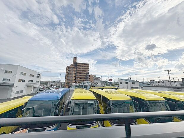 窓からの眺望です。実際に現地で眺望もご確認ください。