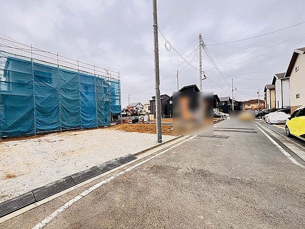 安心して暮らすことのできる住宅街。　住宅地の道路は一般に交通量が少なく車などの騒音が少ないため、住民にとって静かな生活環境が提供されます。 