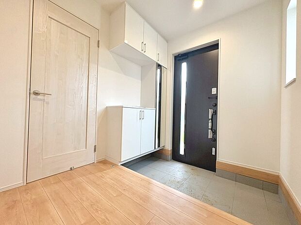 玄関は家の第一印象を左右する重要な場所。ほどよい広さとスタイリッシュな色遣いが印象的です。 