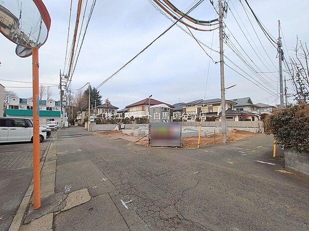 安心して暮らすことのできる住宅街。　住宅地の道路は一般に交通量が少なく車などの騒音が少ないため、住民にとって静かな生活環境が提供されます。 