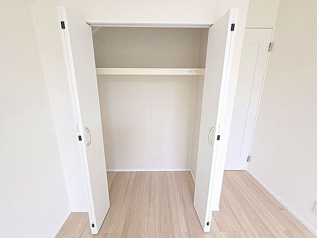 各お部屋に収納が設置されています。