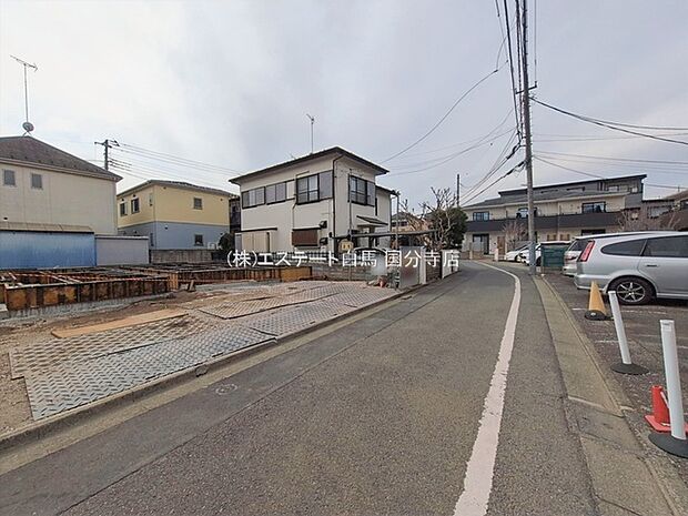 安心して暮らすことのできる住宅街。 住宅地の道路は一般に交通量が少なく車などの騒音が少ないため、住民にとって静かな生活環境が提供されます。