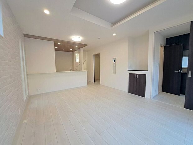 家族の集まるリビングは気持ちの良い自然光が差し込む団欒空間。室内のご見学予約も随時、受付中ですのでお気軽にお問合せください。 