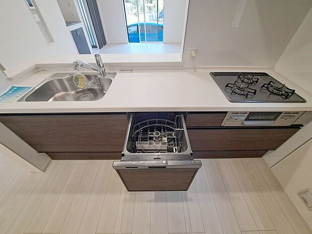 毎日の家事をサポートしてくれる食洗器も標準に装備。ちょっと嬉しい設備です 