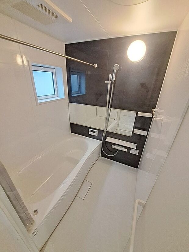 一日の疲れを癒してくれるゆったりとしたバスルームです。 