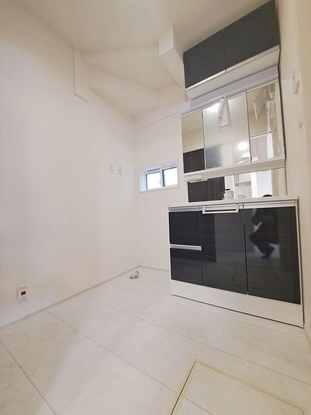 使いやすいタイプの洗面化粧台のあるランドリースペース 