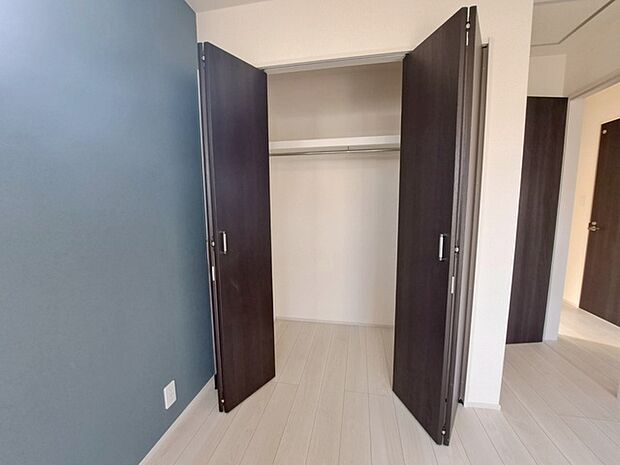 豊富な収納スペースもこの物件の特長の一つ。各所に収納が完備されており、生活をスッキリと整えることができます。 