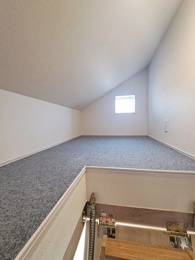 大きな屋根裏部屋はなんだかワクワクしてしまうスペース。季節物の収納など色々な用途に利用できそうな予感。 