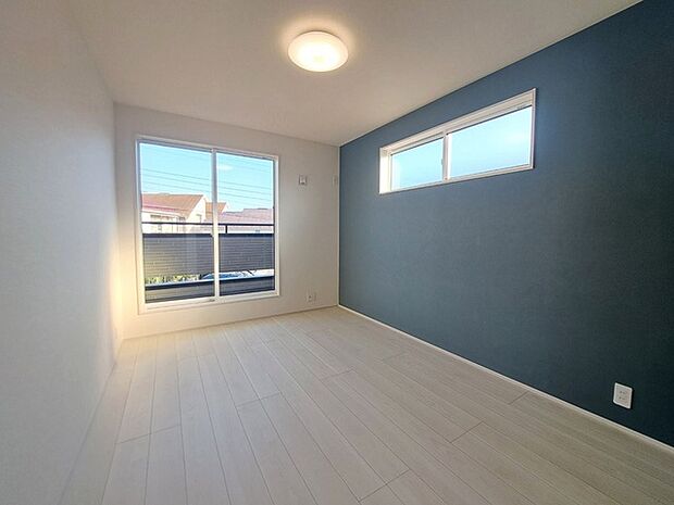 洋室はモダンなデザインと機能性を備え、快適な生活空間に。明るい窓から差し込む自然光が広々とした空間をさらに明るく開放的に感じさせます。  