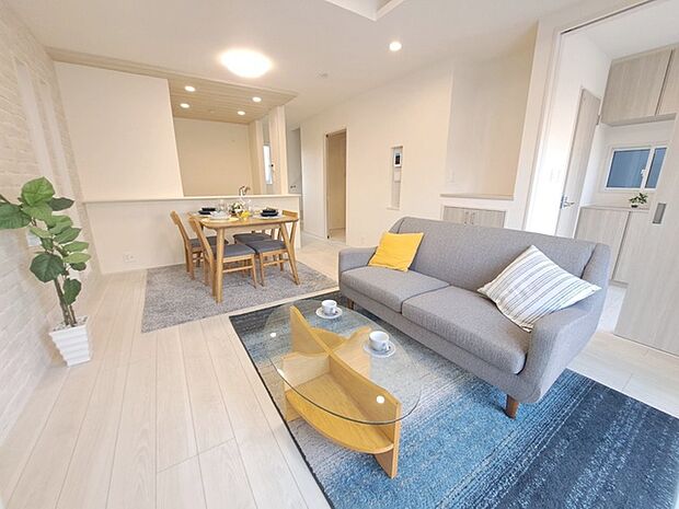 家族の集まるリビングは気持ちの良い自然光が差し込む団欒空間。室内のご見学予約も随時、受付中ですのでお気軽にお問合せください。