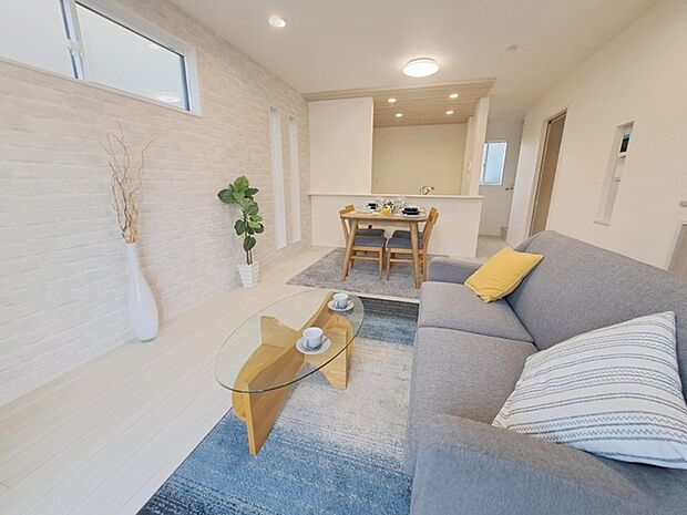 家族の集まるリビングは気持ちの良い自然光が差し込む団欒空間。室内のご見学予約も随時、受付中ですのでお気軽にお問合せください。