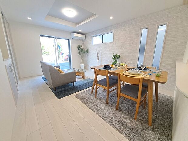 家族が食事するダイニングスペースをキッチンから見渡せる設計に。お料理をしながら家族とのコミュニケーションが増えそうな予感。