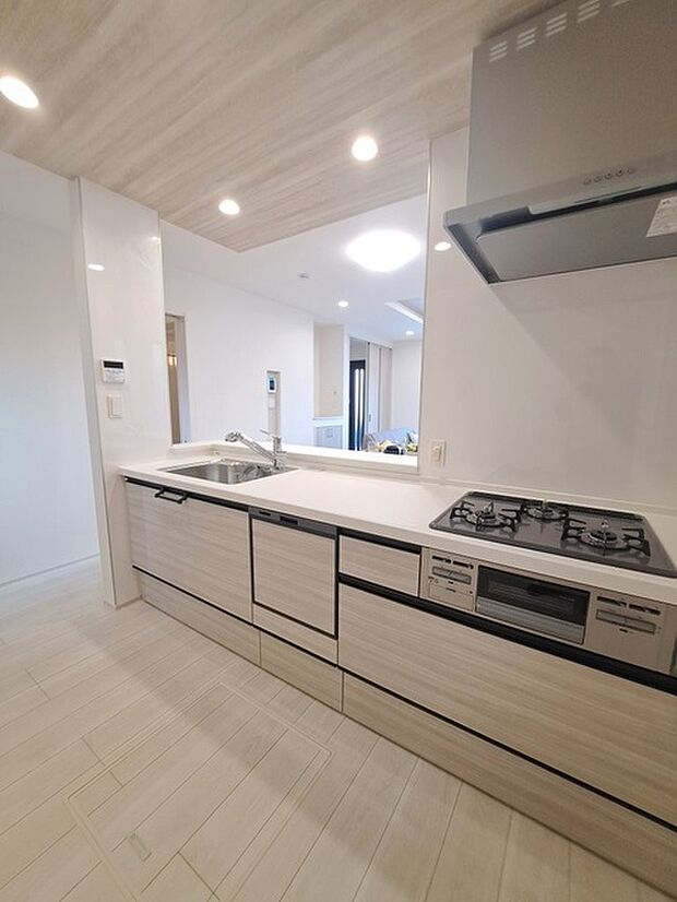 お料理をしながらリビングの家族やゲストとの会話が楽しめるカウンタータイプのキッチン。毎日のお料理を楽しく快適に。