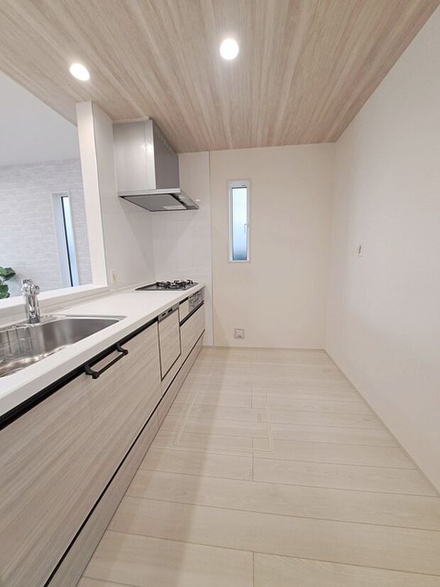 キッチンコンロスペースの近くには、空気の入れ替えが可能な開口部を設置!! お料理をする際には、換気扇を回しながら匂いが籠らない様に開放してお料理もお楽しみ頂けます。