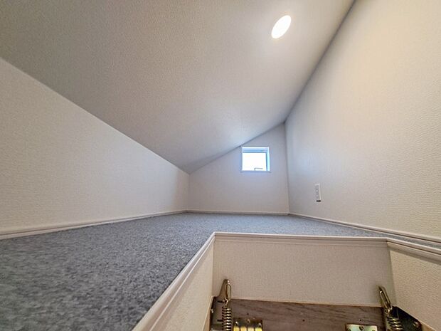 大きな屋根裏部屋はなんだかワクワクしてしまうスペース。季節物の収納など色々な用途に利用できそうな予感。