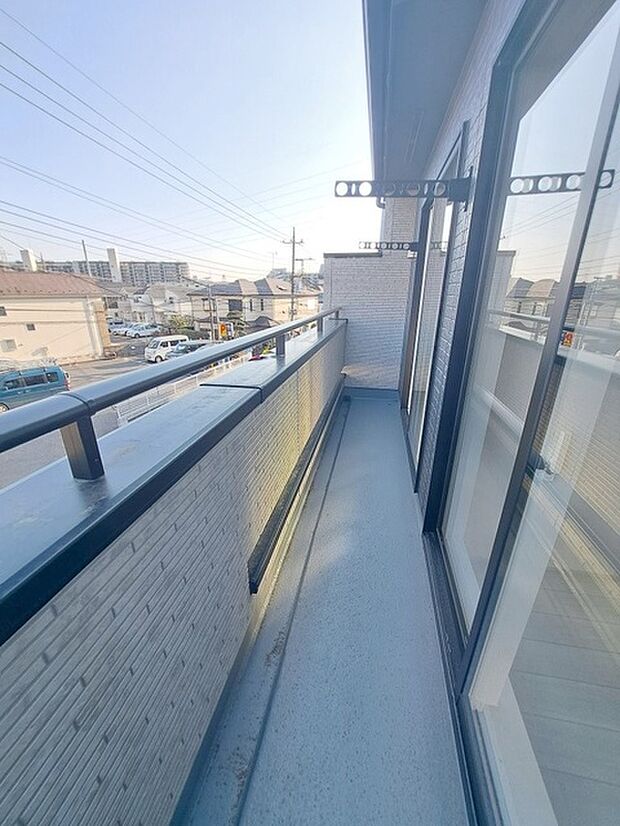 季節の変化や天気の良い日には、バルコニーでの時間が心地よく、気分をリフレッシュさせることができます。