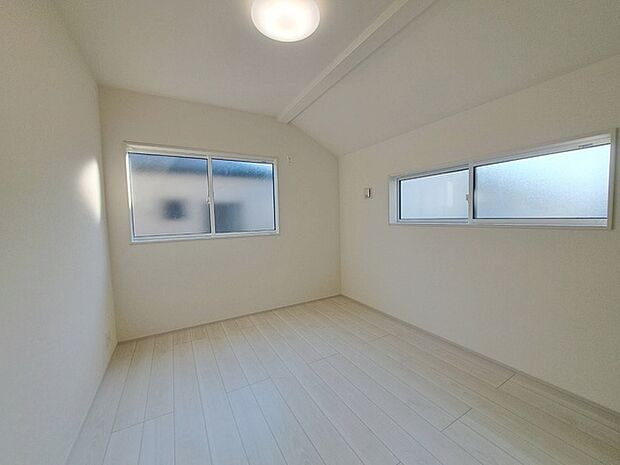 スマートなデザインと賢い収納が生活を快適にします。広々とした雰囲気を演出する工夫が施され、生活空間の魅力を引き出します。