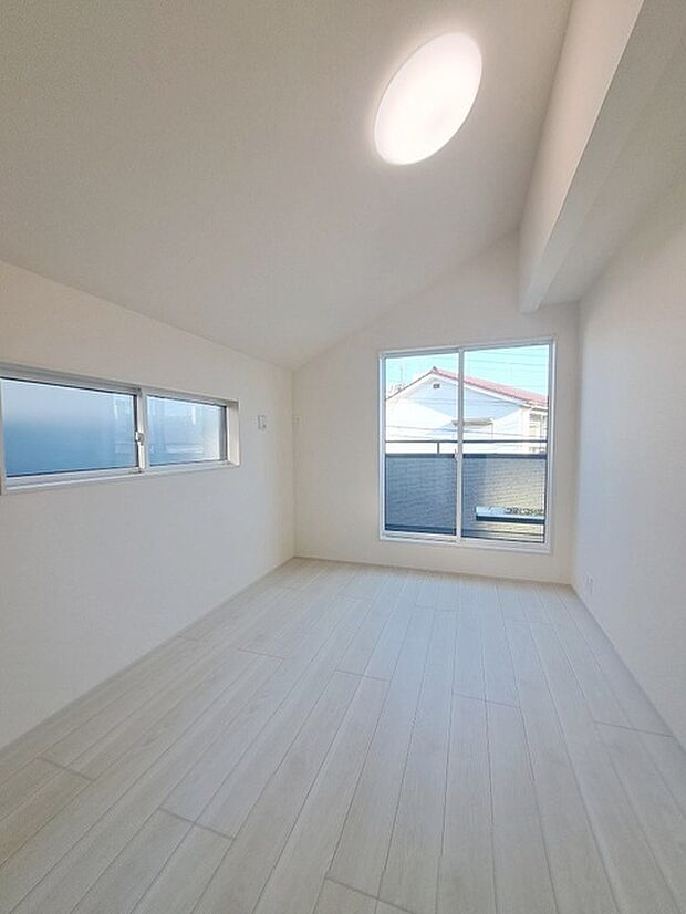 勾配天井の2階のお部屋。この勾配の角度がお洒落な雰囲気を感じさせてくれます。