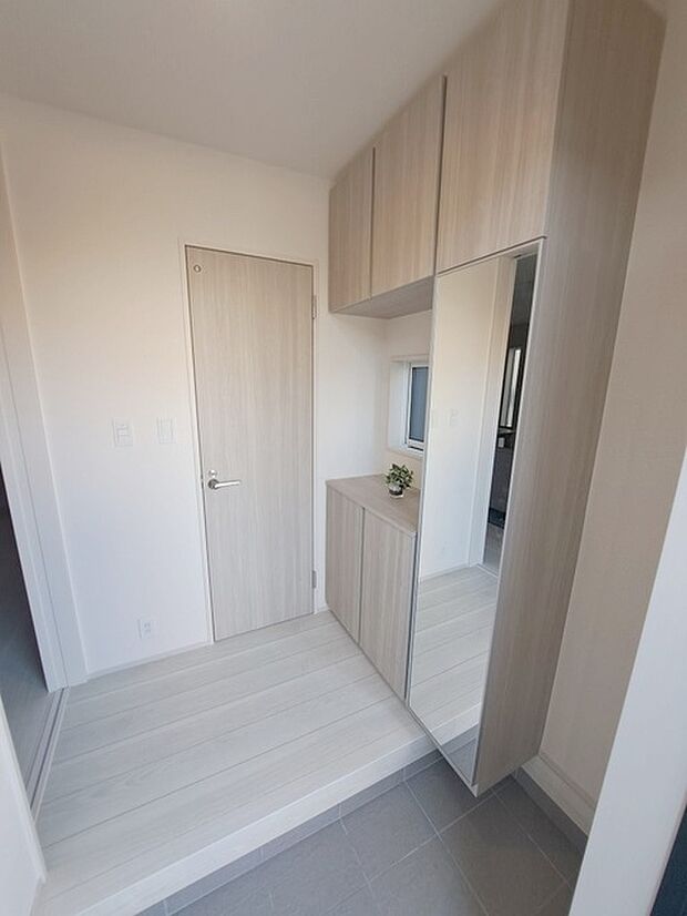 玄関は家の第一印象を左右する重要な場所。ほどよい広さとスタイリッシュな色遣いが印象的です。