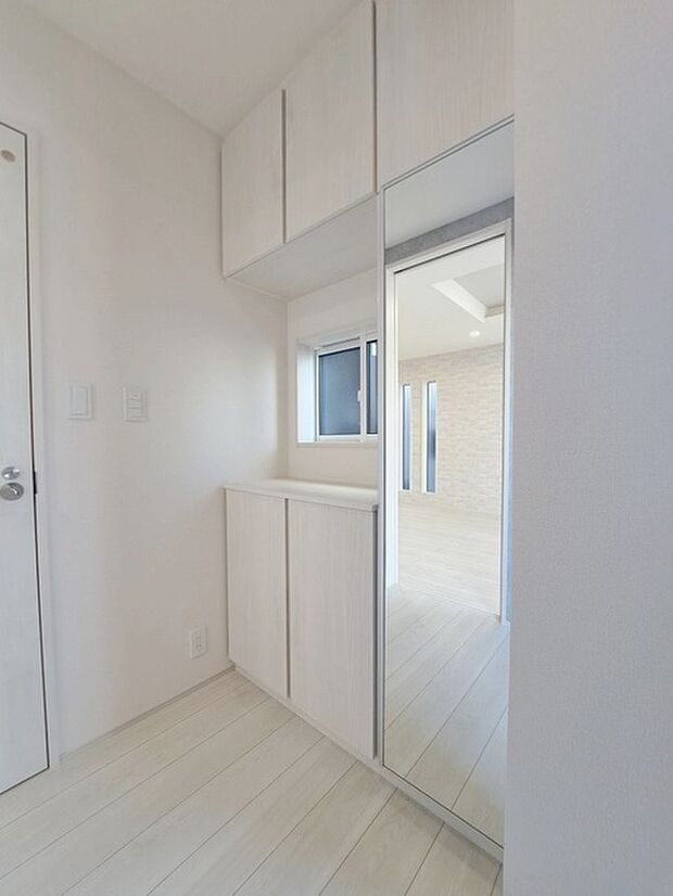 コンパクトながらも、使い勝手の良い玄関スペース。明るいデザインと、収納スペースを効果的に配置することで、使い勝手を最大限に引き出しています。