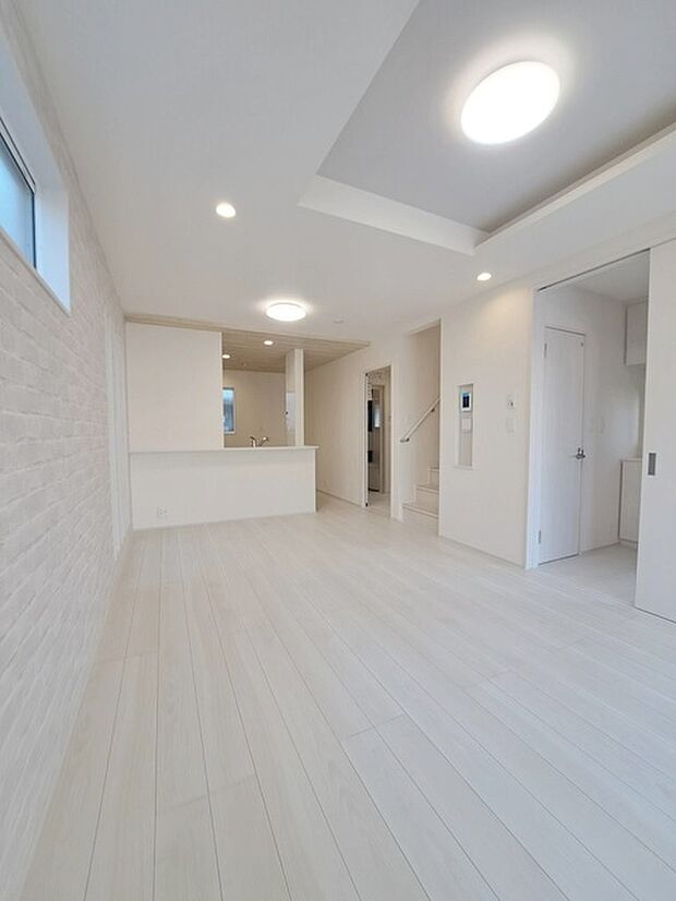 家族の集まるリビングは気持ちの良い自然光が差し込む団欒空間。室内のご見学予約も随時、受付中ですのでお気軽にお問合せください。