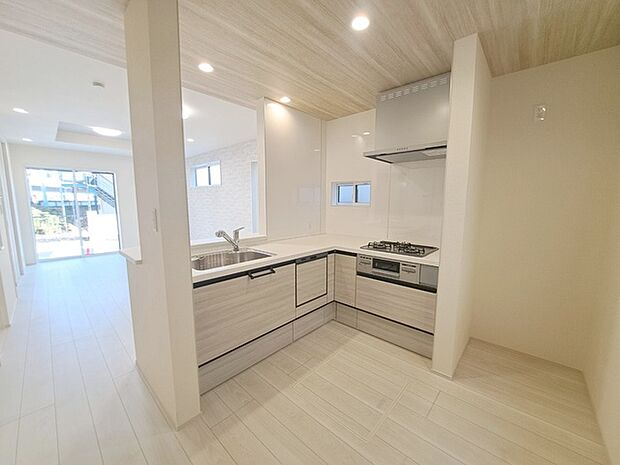 カウンターキッチンならではの開放的な見通し、全体が見渡せることでご家族の団欒スペースもより明るく笑顔が溢れる空間となります。