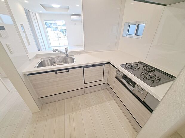 お料理をしながらリビングの家族やゲストとの会話が楽しめるカウンタータイプのキッチン。毎日のお料理を楽しく快適に。