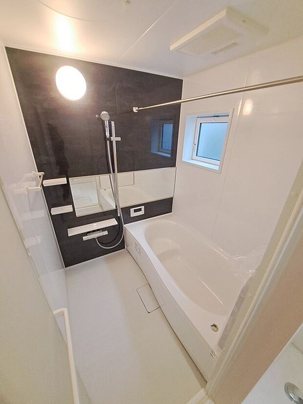 一日の疲れを癒してくれるゆったりとしたバスルームです。