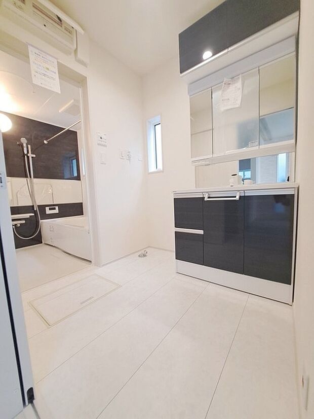 三面鏡に洗面台。 コンセントに照明機能、多機能性を備えた設備です。