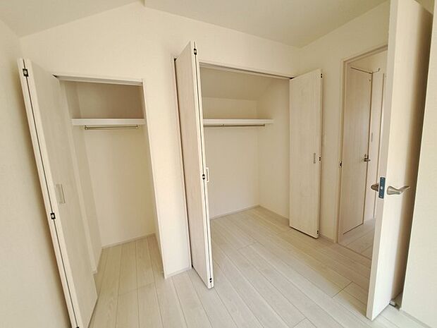 各所に効率的に配置された収納スペースがあり、日常のモノをすっきりと収納できます。