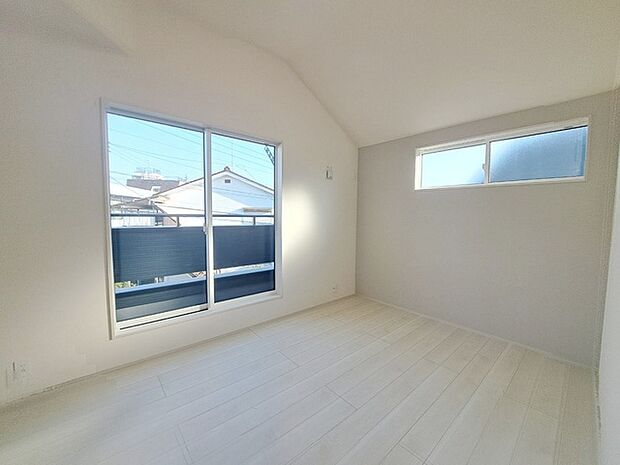 勾配天井の2階のお部屋。この勾配の角度がお洒落な雰囲気を感じさせてくれます。