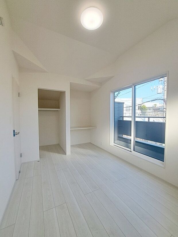 洋室はモダンなデザインと機能性を備え、快適な生活空間に。明るい窓から差し込む自然光が広々とした空間をさらに明るく開放的に感じさせます。