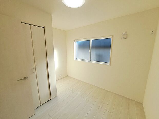 スマートなデザインと賢い収納が生活を快適にします。広々とした雰囲気を演出する工夫が施され、生活空間の魅力を引き出します。