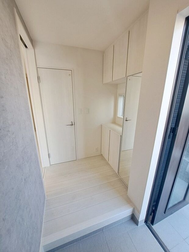 玄関は家の第一印象を左右する重要な場所。ほどよい広さとスタイリッシュな色遣いが印象的です。