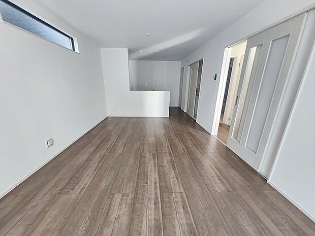 家族が食事するダイニングスペースをキッチンから見渡せる設計に。お料理をしながら家族とのコミュニケーションが増えそうな予感。