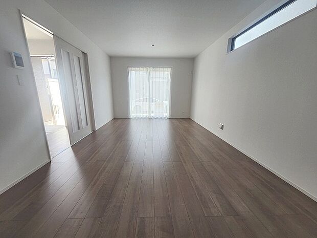 家族の集まるリビングは気持ちの良い自然光が差し込む団欒空間。室内のご見学予約も随時、受付中ですのでお気軽にお問合せください。