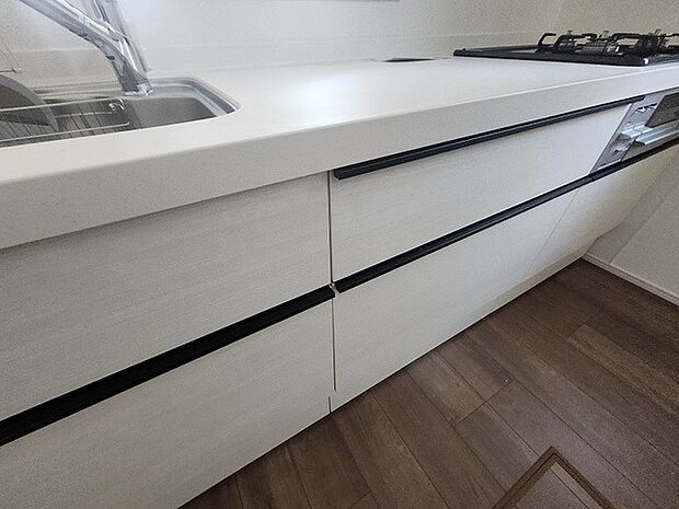 カウンターキッチンならではの開放的な見通し、全体が見渡せることでご家族の団欒スペースもより明るく笑顔が溢れる空間となります。