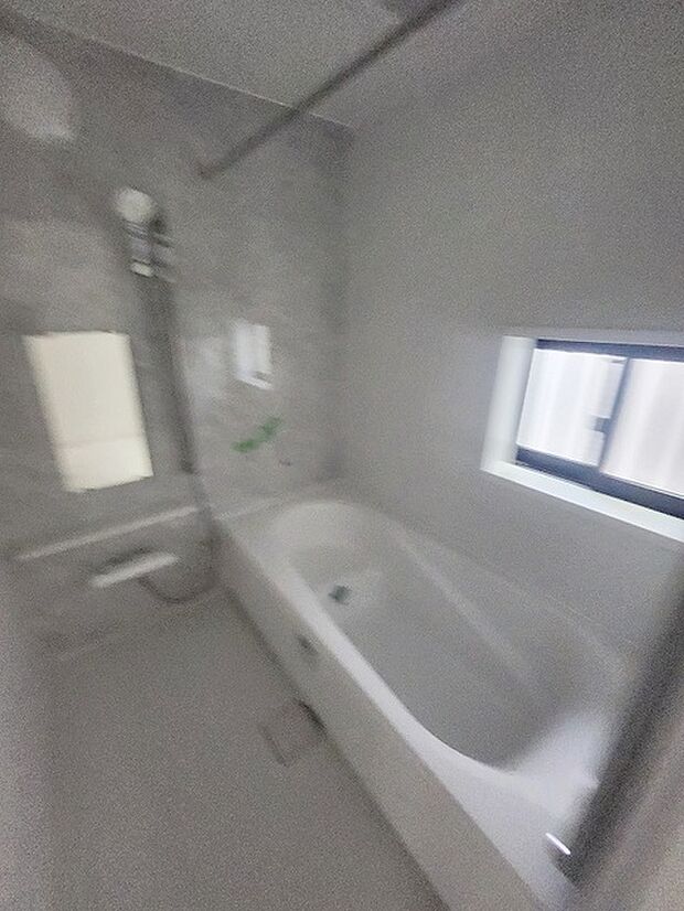 一日の疲れを癒してくれるゆったりとしたバスルームです。