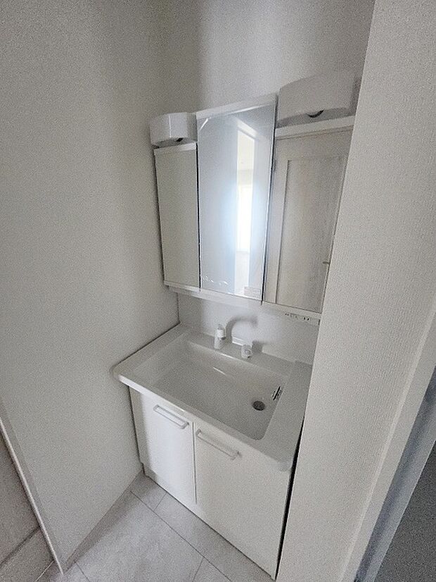 三面鏡に洗面台。 コンセントに照明機能、多機能性を備えた設備です。