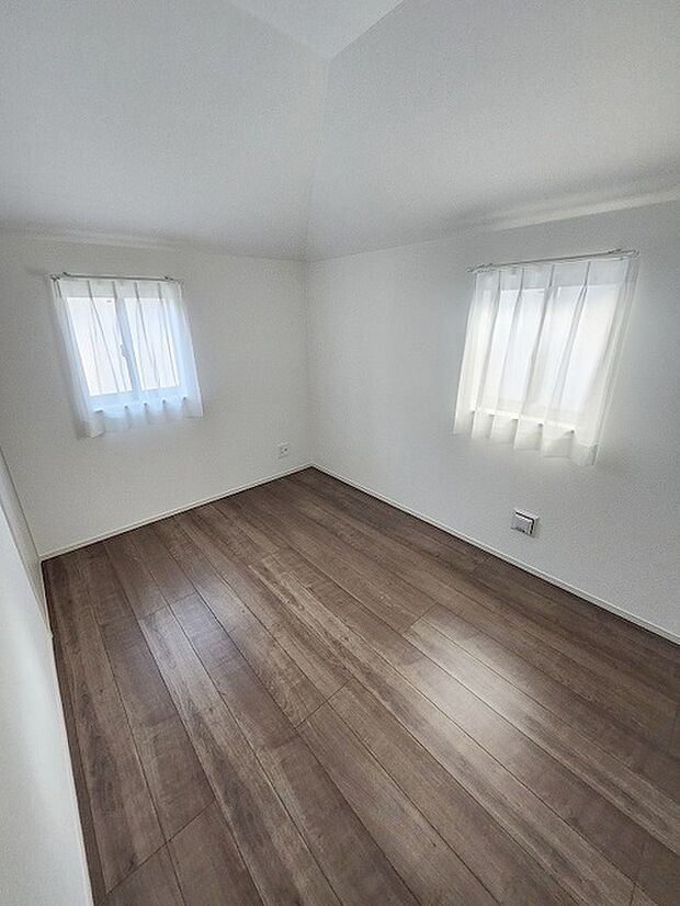 スタイリッシュなデザインと快適な居住性を兼ね備えた洋室。広々とした空間は、自分らしいインテリアを楽しむことができるほか、リラックスした時間を過ごすことができそうです。