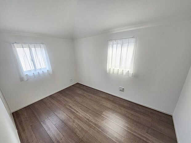 実際に室内をご見学頂くと生活のイメージが広がると思います。家具を置いたイメージや窓からの景色など。周辺で販売に出している物件も一緒にまとめてご見学頂き、比較する事もできます。