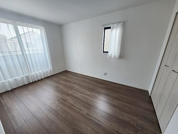 スマートなデザインと賢い収納が生活を快適にします。広々とした雰囲気を演出する工夫が施され、生活空間の魅力を引き出します。