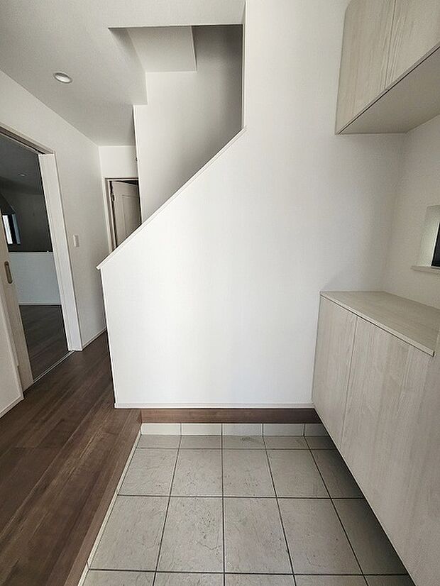 玄関は家の第一印象を左右する重要な場所。ほどよい広さとスタイリッシュな色遣いが印象的です。