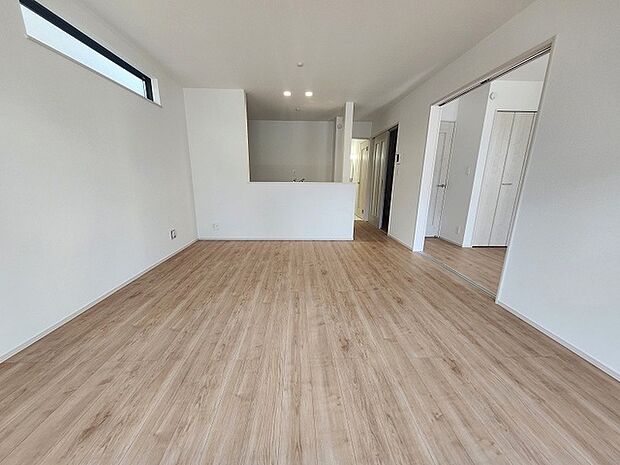 家族が食事するダイニングスペースをキッチンから見渡せる設計に。お料理をしながら家族とのコミュニケーションが増えそうな予感。