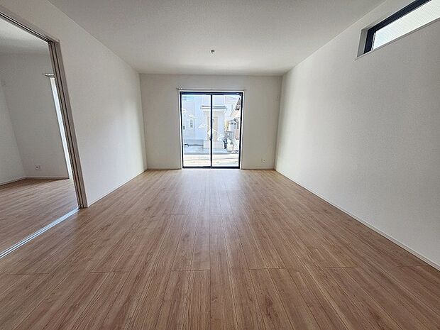 家族の集まるリビングは気持ちの良い自然光が差し込む団欒空間。室内のご見学予約も随時、受付中ですのでお気軽にお問合せください。