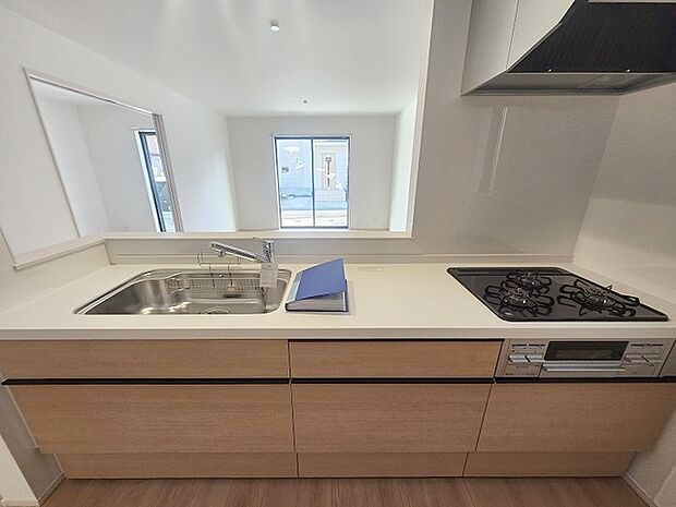 お料理をしながらリビングの家族やゲストとの会話が楽しめるカウンタータイプのキッチン。毎日のお料理を楽しく快適に。